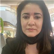Profesora de educación básica imparte clases de diferentes áreas a todas las edades